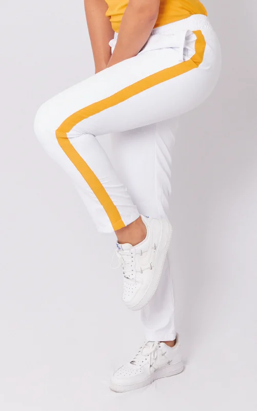 Pantalón blanco con franjas mostaza